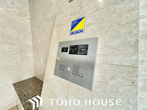 メインエントランスは低層マンションの贅を彷彿させるような佇まいとなっております。お住まいになられる方を考慮し、階段とスロープを設けているのも素敵です。