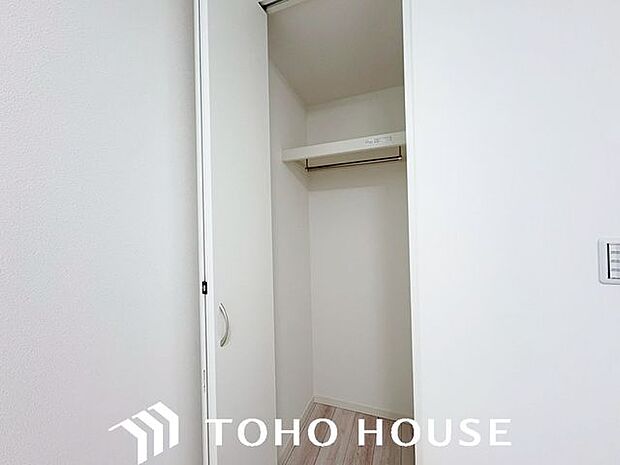 「あとちょっと収納があれば」、「ここにも収納が欲しいな」・・・誰もが一度は悩まれたご経験があるのではないでしょうか。住まう方に、より良い空間をと創造された邸宅は、住み心地の良い空間に仕上がっています。