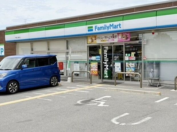 ファミリーマート門真上島町店 徒歩8分。 620m