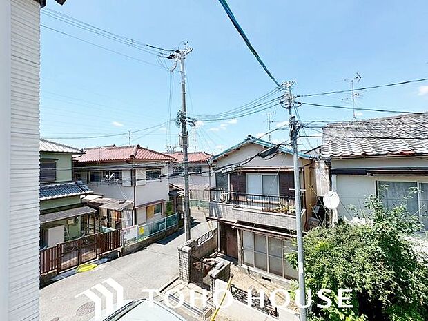 日々の暮らしに心地よいゆとりを与えてくれる、窓からのスッキリとした景色。空を近くに感じられる開放感があり、日中は室内に明るい光をもたらすため、天候や季節の移り変わりを身近に実感できる眺望です。