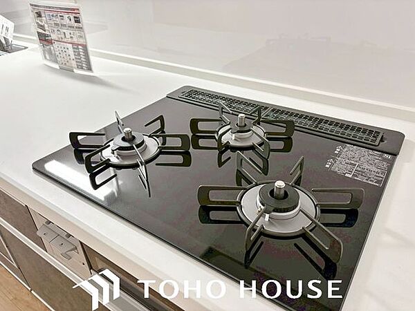 お料理をされる方には3口のコンロは必要不可欠になりますね。グリルもしっかり付いてますので美味しくお魚も焼けちゃいます。