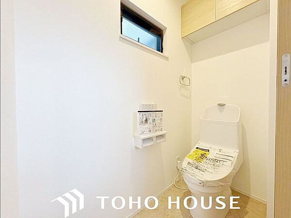 ホワイトを基調とした、清潔感あふれるシンプルなトイレ空間。限られたスペースながらも、お手入れのしやすい床材やクロスが採用されており、日々の掃除がスムーズに行える機能的な造りに仕上がっています。