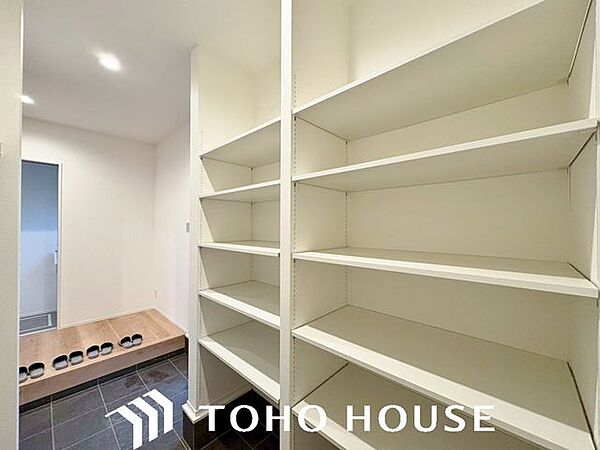 シューズインクロークを完備しました。玄関回りには靴以外にも置きたい物はたくさんありますよね。ベビーカーなど大きな物を置けるスペースがあるので荷物が整頓されます。