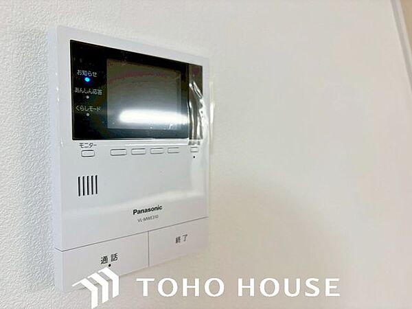 「見える安心」をカタチにしました。　誰が来てもわかる様にモニター付きインターホンを設置。快適と安らぎを合わせた優しい設計。外出時にも便利な録画機能を標準完備。