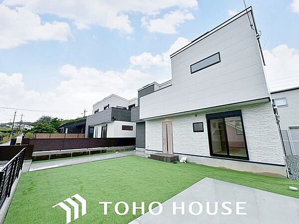 陽光を効率よく取り込めるよう、窓の配置や建物の形状に配慮された設計。外からの視線を適度に遮りながらも、室内に明るい光と心地よい風を届ける工夫が外観デザインからも見て取れます。