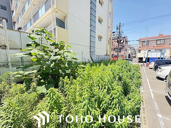 その邸が魅せる、気品・上質・重厚感・極細やかさ、そのすべては訪れた者に安らぎと品性を与える特別な空間です。ここに住むからこそ意味がある。すべての（始まり）をここから迎えます。