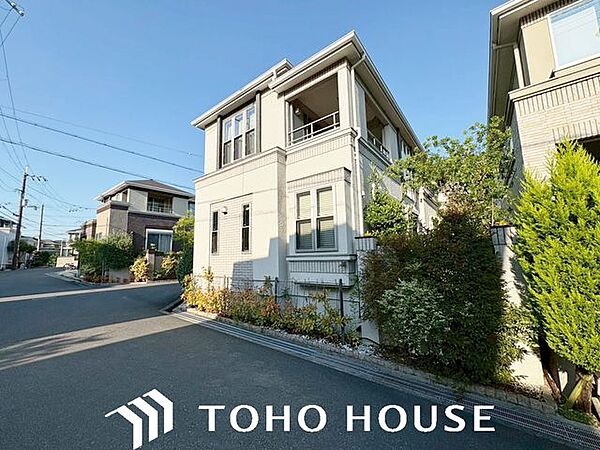 陽光を効率よく取り込めるよう、窓の配置や建物の形状に配慮された設計。外からの視線を適度に遮りながらも、室内に明るい光と心地よい風を届ける工夫が外観デザインからも見て取れます。