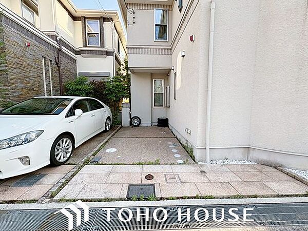 前面道路からの見通しが良く、お車の出し入れがスムーズに行える駐車スペース。ゆとりある設計のため、日々の送り迎えや荷物の積み下ろしも快適に行うことができ、ゆとりある暮らしをサポートします。