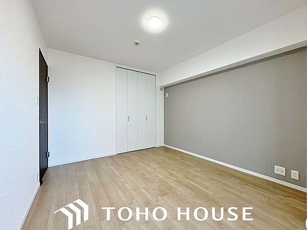 一日の疲れを癒やすのにふさわしい、落ち着いた雰囲気が魅力の洋室。十分な居住性を確保しており、ベッドを配置しても圧迫感を感じにくいため、ご家族がゆったりとリラックスして過ごせる設計です。