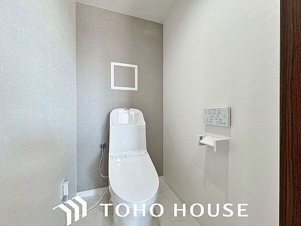 ホワイトを基調とした、清潔感あふれるシンプルなトイレ空間。限られたスペースながらも、お手入れのしやすい床材やクロスが採用されており、日々の掃除がスムーズに行える機能的な造りに仕上がっています。