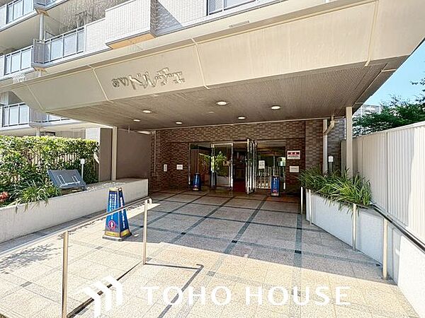 エントランスへと続くゆとりあるアプローチと、視覚的な開放感を備えた外観設計。敷地内の植栽や共有スペースもすっきりと整備されており、居住者や訪れる人々を落ち着いた雰囲気で迎え入れます。
