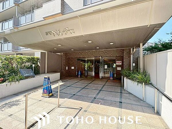 毎日の行き帰りで必ず通行する、住まいの顔となるエントランス空間。流行に左右されないオーソドックスでシンプルな設計となっており、居住者や訪れる人々を落ち着いた雰囲気でスムーズに迎え入れます。