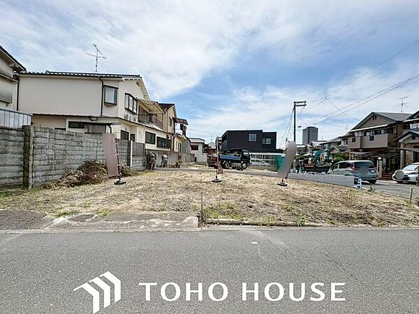 採光、開放感に恵まれた北東角地。前面道路は2道路とも道幅5m以上ありますので、お車の運転もしやすい環境です。