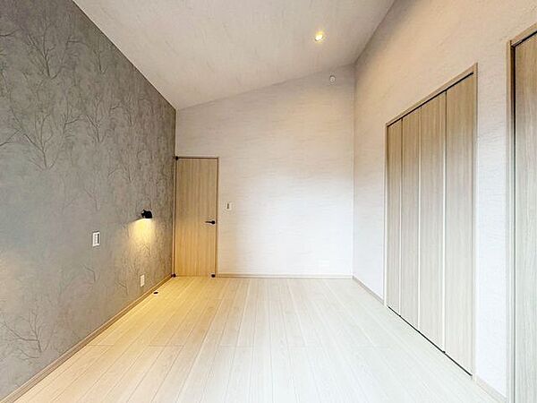 【洋室】7帖の広さがある洋室。収納力もあり、天井も高く快適に過ごせます。
