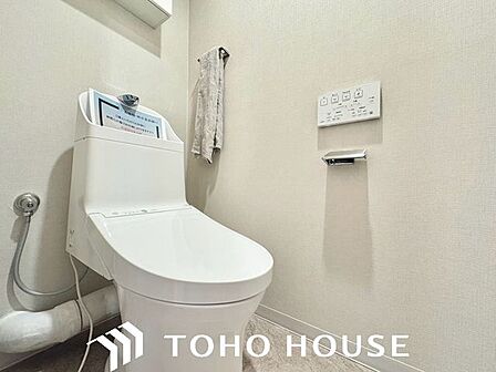 ウォシュレット機能付きのトイレは、収納が付いて実用性も兼ね備えた造り。