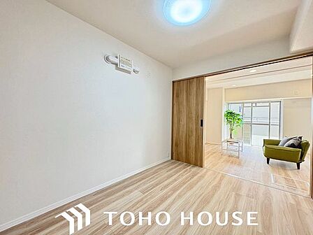 2WAY利用ができるリビング隣接の洋室！スライドドアを開け放し大型リビングとしてもお使いいただけます♪家族の成長、ライフスタイルにあわせてフレキシブルに・・・♪