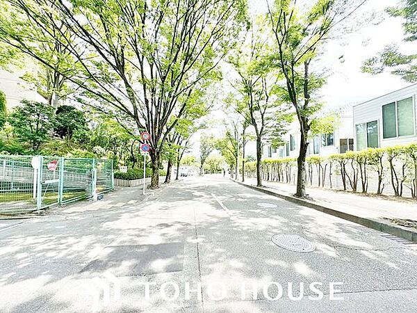 ゆとりの前面道路がもたらす、圧倒的な開放感と豊かな陽当たり。車の出し入れもスムーズで、毎日の運転がストレスフリーに。広々としたアプローチで快適な暮らしを。