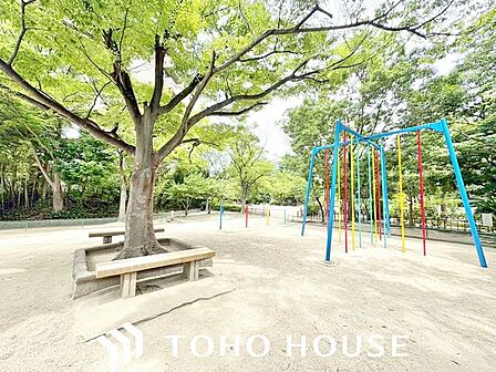 太陽の下で思い切り駆け回り、親子の笑顔が弾ける場所。色鮮やかな遊具と広々とした芝生が、子どもたちの好奇心と冒険心を育みます。休日が待ち遠しくなる、みんなの公園。