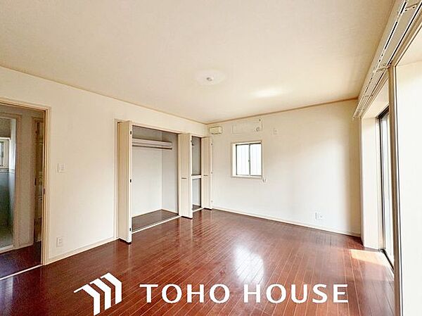 一日の疲れを癒やすのにふさわしい、落ち着いた雰囲気が魅力の洋室。十分な居住性を確保しており、ベッドを配置しても圧迫感を感じにくいため、ご家族がゆったりとリラックスして過ごせる設計です。