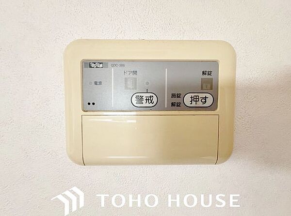 「鍵の閉め忘れが心配…」そんな時もリビングのモニターから一目で施錠状態を確認・操作できて安心です。お出かけ前や就寝前の戸締まり確認も、ワンタッチで完結するストレスフリーな高機能設備です。