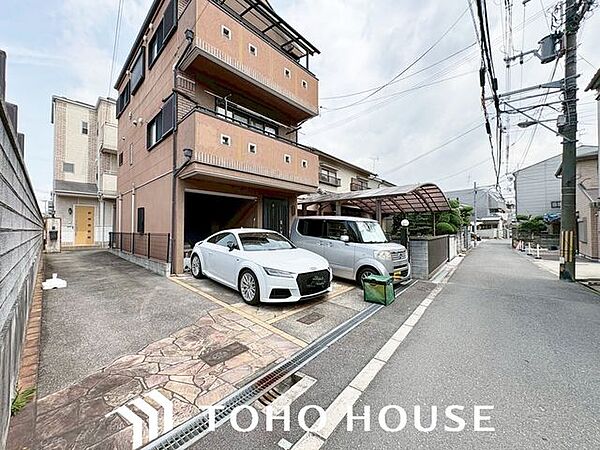 前面道路は見通しが良く、お車の出し入れがしやすい設計です。周辺は交通量も落ち着いた閑静な住宅街で、日当たりや通風も良好。ご家族皆様で心地よく暮らせる、開放感ある住環境が魅力の4LDKです。