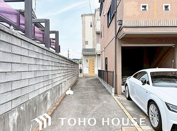 ゆとりある広さを確保した駐車スペース。ご家族用とセカンドカーの2台持ちはもちろん、来客時や将来お車が増えた際にも安心の広さです。前面道路からの入出庫もしやすい設計になっています。