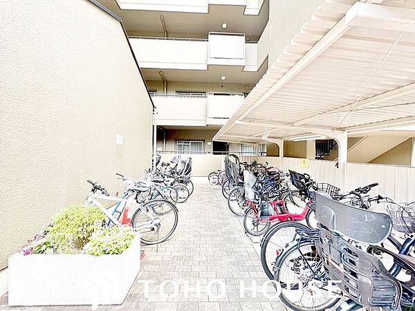 広さがしっかり確保された敷地内駐輪場。住まう方々に不便を感じさせないような、配慮が垣間見えます