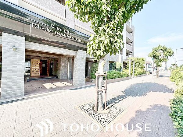 整然とした空間演出、オーナー様にとって快適な理想の暮らしの実現は家のみの拘りではなく、そこで暮らす方々にとって素敵な環境であることも挙げられると思います。四季折々の変化が奏でる鼓動を楽しんで下さい。