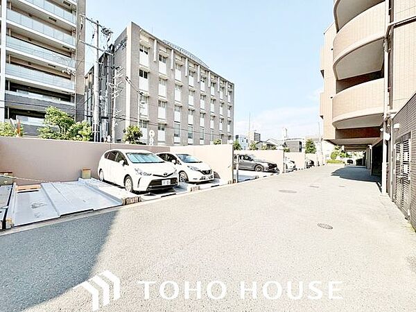 スペースを広めに確保しているため、大型車、運転、駐車が苦手な方でも安心してとめられます。