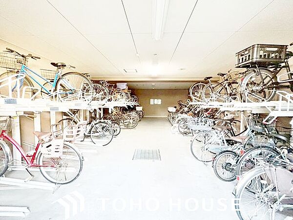 広さがしっかり確保された敷地内駐輪場。住まう方々に不便を感じさせないような、配慮が垣間見えます