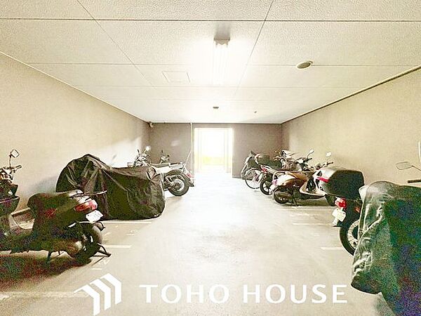 大切な愛車を雨風や盗難のリスクから守る、安心の専用バイク置き場を完備。セキュリティ対策、夜間や長期間の保管もストレスフリー。あなたのバイクライフを足元からしっかり支えます。