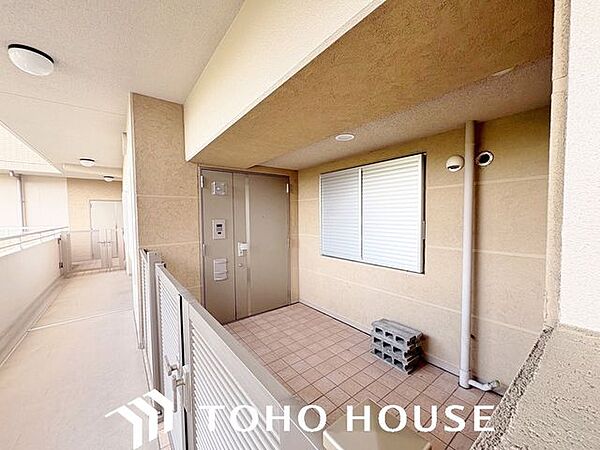 十分な広さがとれた専用ポーチ＋玄関部分。ちょっとした物を置いておくのに便利なスペースです。