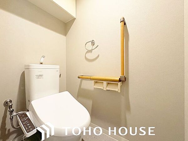ホワイトを基調とした、清潔感あふれるシンプルなトイレ空間。限られたスペースながらも、お手入れのしやすい床材やクロスが採用されており、日々の掃除がスムーズに行える機能的な造りに仕上がっています。