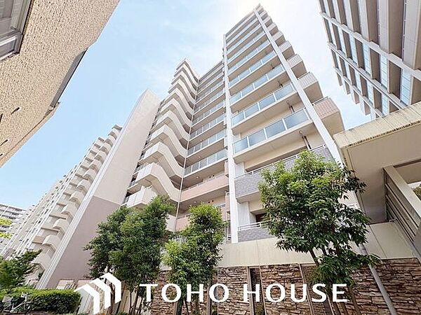 周囲の街並みと美しく調和する、洗練されたデザインの外観。飽きのこないシンプルなカラーリングとスタイリッシュなフォルムが、住まいとしてのクオリティの高さと落ち着いた佇まいを演出します。