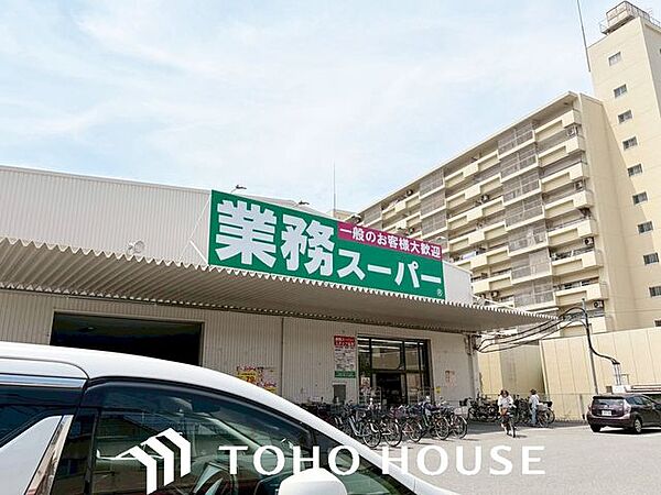 業務スーパー鶴見緑地店 徒歩9分。 720m