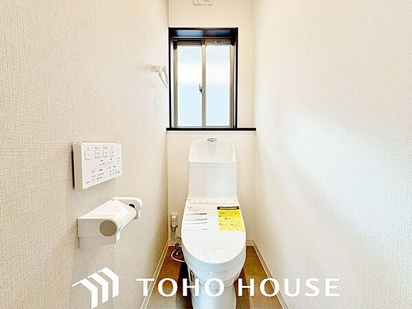 温水洗浄機能付き便座が新設されています。当たり前ですが、気になる水周り関係が全て新品というのも新築物件ならではですから、気持ちよく新生活が始められます。