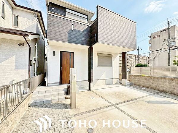 街に溶け合う美しい景観を生みだしているにも関わらず、採光や風通しを考えて設計された間取り。近隣との視線を考え、街全体で調整される窓位置。外観だけでなく、そこに住まうご家族の心地よさを最優先しました。