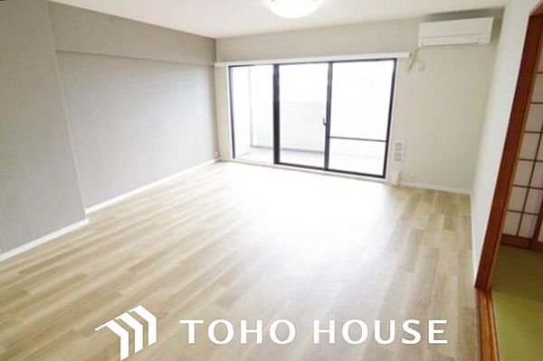 住まう方自身でカスタマイズして頂けるように「シンプル」にデザインされた室内。家具やレイアウトでお好みの空間を創り上げられます。
