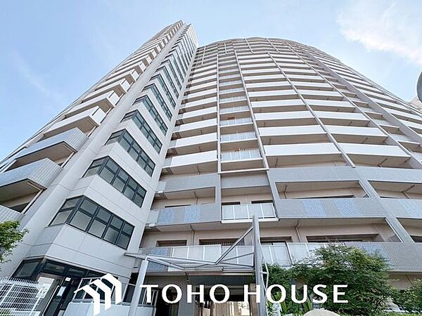 住む人を映し出す洗練された佇まいは、いつまでも輝き続けながらいつしか街の風景に溶け込んでいきます。