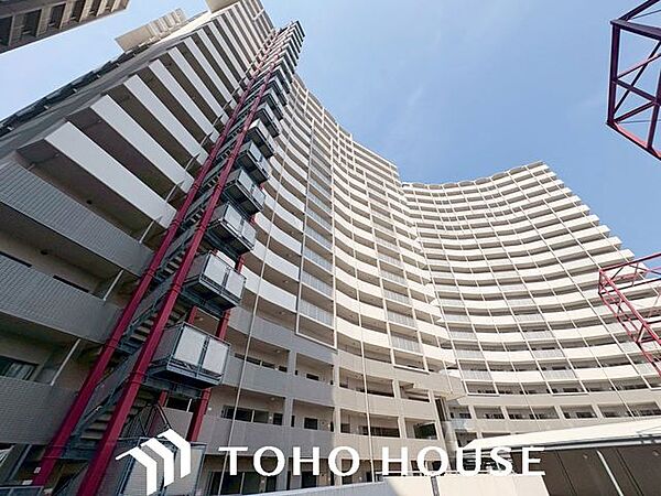 その邸が魅せる、気品・上質・重厚感・極細やかさ、そのすべては訪れた者に安らぎと品性を与える特別な空間です。ここに住むからこそ意味がある。すべての（始まり）をここから迎えます。