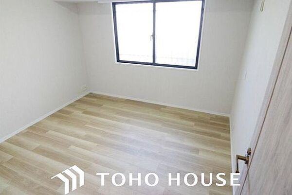 日照に恵まれたお部屋。柔らかい自然光で朝目覚める暮らしが送れるだろう。また、機能的なクローゼットを配置して、片付いた空間も実現出来そう。