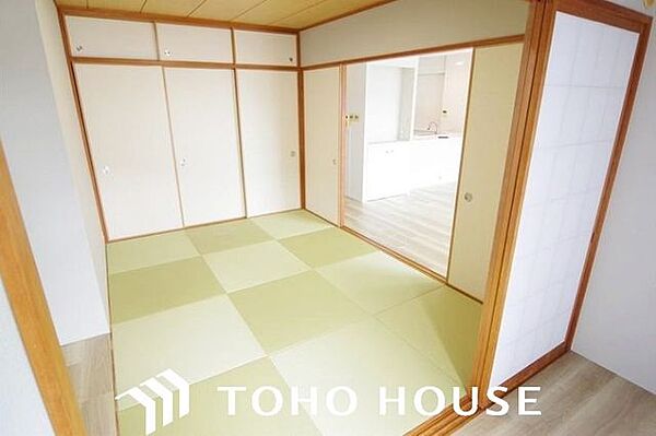 和室は有るだけでも落ち着く空間ですが、 「家族団らん」 「来客時の客間」 等々多目的なスペースとして活用出来る便利な空間です。