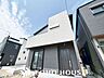 外観：陽光を効率よく取り込めるよう、窓の配置や建物の形状に配慮された設計。外からの視線を適度に遮りながらも、室内に明るい光と心地よい風を届ける工夫が外観デザインからも見て取れます。