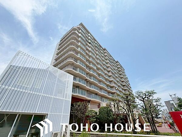 エントランスへと続くゆとりあるアプローチと、視覚的な開放感を備えた外観設計。敷地内の植栽や共有スペースもすっきりと整備されており、居住者や訪れる人々を落ち着いた雰囲気で迎え入れます。