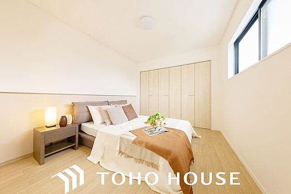 心と体をゆったりと安らげる主寝室。寝室のゆとりが大きい分だけ、暮らしの安らぎは深まります。一日の疲れを癒すだけでなく、ご夫婦の親密な語らいを紡ぎ出します。