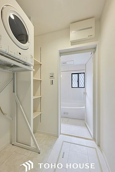 洗面所と脱衣所が分かれているセパレートタイプ！ご家族が先に入浴している間でも気兼ねなく洗面台を使用でき、毎日の身支度もストレスなくスムーズに行えます。