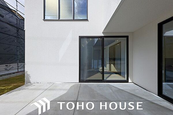 3方を建物に囲まれ、プライバシーが守られた中庭！一部屋根付きで使い勝手も良好です。周囲の目を気にすることなく、ご家族でのびのびと過ごせる特別な空間です。