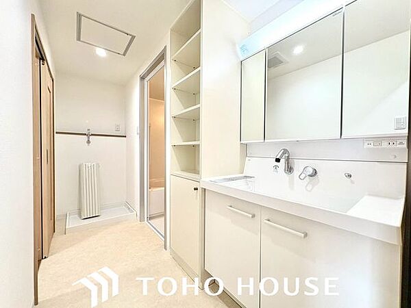 十分な大きさの洗面台は、身だしなみチェックや歯磨きなど、朝の慌ただしい時間でもホテルライクなスペースで余裕とゆとりを感じて頂けます。