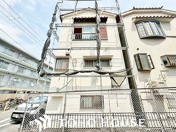 その邸が魅せる、気品・上質・重厚感・極細やかさ、そのすべては訪れた者に安らぎと品性を与える特別な空間です。ここに住むからこそ意味がある。すべての（始まり）をここから迎えます。