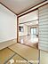 和室：ＬＤＫと続き間になった和室。アイロンがけなど奥様の家事スペースとして、また小さなお子様のいるご家庭ではお昼寝やおむつ替えの場としてご活用いただけます。